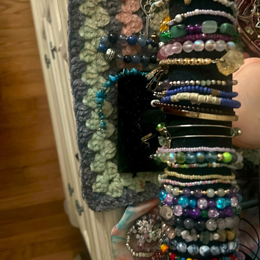 Handmade, bracelets and necklaces made with crystals and high quality beads